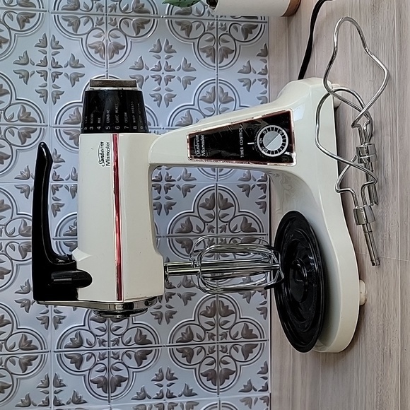 VNTG Sunbeam Mixmaster 235 Watts Standing Mixer w/ Timer & 2 sets of Beaters - Picture 1 of 16